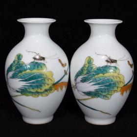 清雍正朗仕宁题诗三果纹瓶16×10厘米，￥1500一对