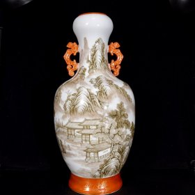 清乾隆墨彩鎏金阁楼山水纹双耳蒜头瓶，57×26厘米，￥3900