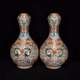 清乾隆缠枝连鎏金蒜头瓶22×12厘米，￥4800一对