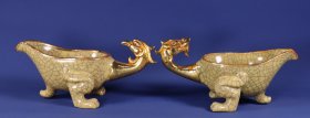 旧藏精品纯手工打造铜鎏金镶老瓷器龙头杯一对
高9厘米，长20厘米，宽9厘米，单个重605克
特价2400元