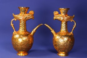 旧藏精品纯手工打造铜鎏真金高浮雕錾刻凤口瓶一对
高21厘米，口直径5厘米，长约14厘米，总重1458克
特价3000元