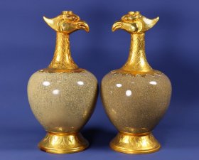 旧藏精品纯手工打造铜鎏金镶老瓷器凤口瓶一对
高26厘米，肚直径13厘米，单个重651克
特价2600元
