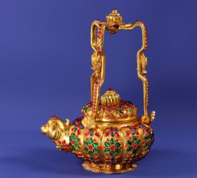 旧藏精品纯手工打造铜鎏金镶嵌宝石提梁壶一把
高23厘米，壶口直径7厘米，长约16厘米，重1411克。
特价3600元
