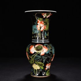 清康熙黑地五彩荷花花卉纹凤尾花觚 高28厘米 宽13.8厘米 780元