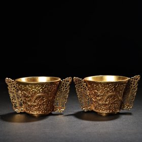 珍品旧藏收罕见纯铜高浮雕手工錾刻鎏金龙酒杯一对
工艺精湛   器型款式精美
单个重200克  高6厘米  宽10厘米
600元一对
003469