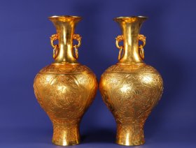 旧藏精品纯手工打造铜鎏金高浮雕錾刻双耳瓶一对
高33厘米，口直径9厘米，肚长约16厘米，总重3469克
特价5000元