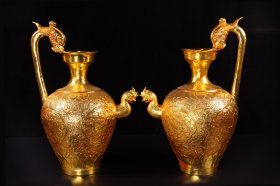 旧藏精品纯手工打造铜鎏真金高浮雕錾刻龙凤壶一对
高30厘米，长18厘米，宽约14厘米，重1449克
特价6000元