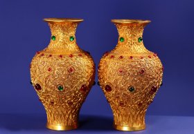 旧藏精品纯手工打造铜鎏真金高浮雕錾刻镶嵌宝石瓶一对
高15厘米，肚约8厘米，瓶口直径5厘米，单个重520克
特价2400元
