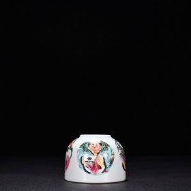 清雍正粉彩一团和气花果纹水盂 高6厘米 宽8.3厘米 1950元