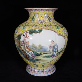 清乾隆粉彩缠枝连纹开窗人物故事纹瓶31×27厘米，￥6000