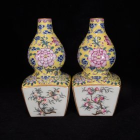 清乾隆粉彩瓜果纹花卉天圆地方葫芦瓶16×8厘米，￥6600一对