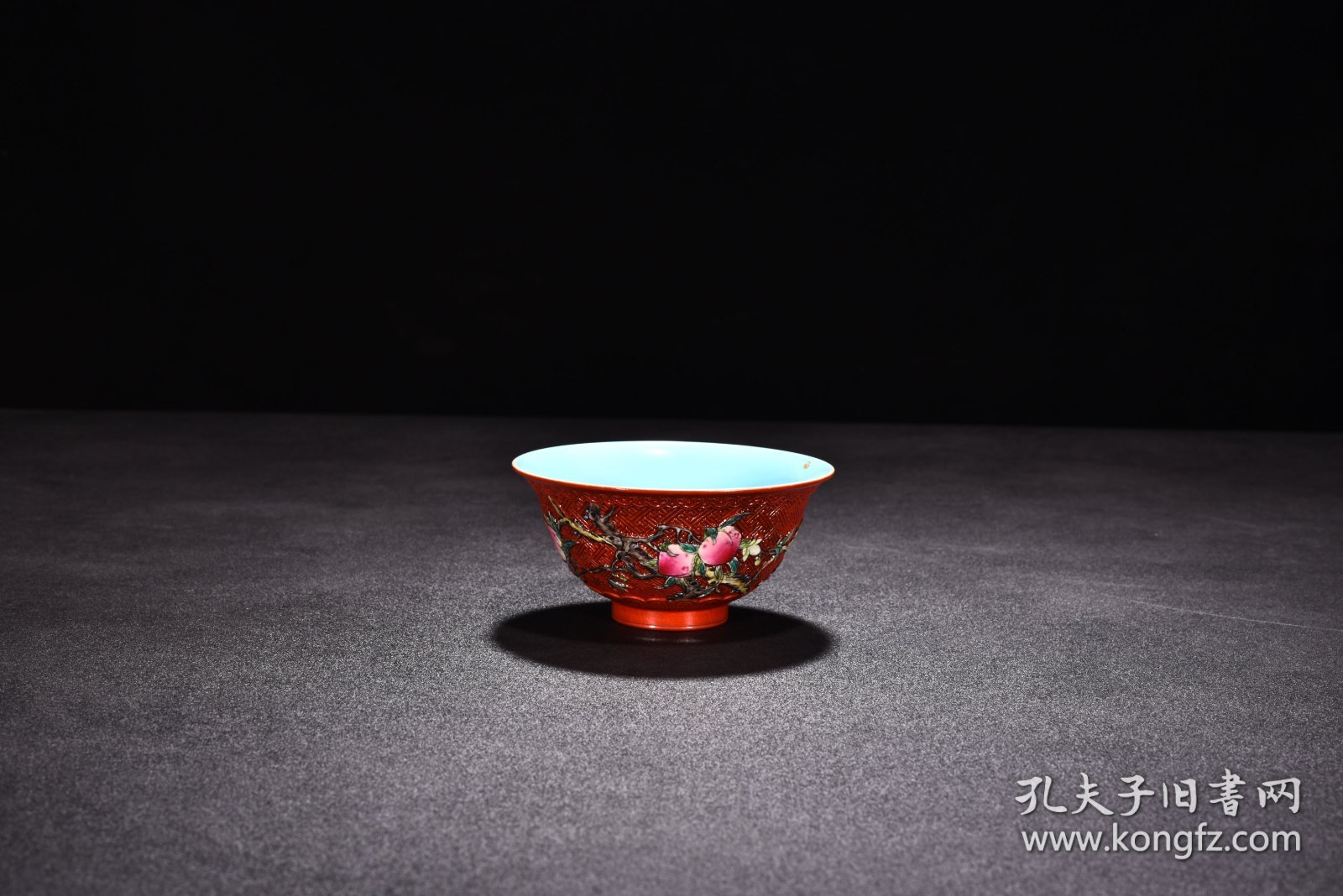 清乾隆雕刻寿桃花卉纹杯 高5厘米 宽10厘米 975元