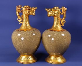 旧藏精品纯手工打造铜鎏金镶老瓷器双龙瓶一对
高26厘米，肚直径13厘米，单个重755克
特价2600元