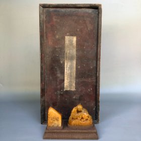 珍藏木盒寿山石田黄雕刻双螭龙印章与荷塘秋色薄意一套；印章尺寸分别为：6×2.7×5厘米、3.3×3.5×4.8厘米；印章净总重198克；价格3960元