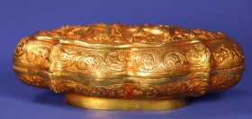 旧藏精品纯手工打造铜鎏金高浮雕錾刻首饰盒
高5厘米，长15厘米，宽9厘米，重212克
特价1300元