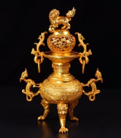 旧藏精品纯手工打造铜鎏真金高浮雕錾刻三节龙耳狮子炉
高25厘米，长17厘米，宽9厘米，重990克
特价5600元