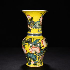 清康熙黄地五彩荷花花卉纹凤尾花觚 高28厘米 宽13.8厘米 585元