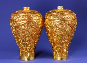 旧藏精品纯手工打造铜鎏真金高浮雕錾刻梅瓶一对
高16厘米，直径10厘米，重1150克
特价1800元