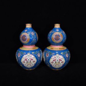 清乾隆折枝花卉纹开窗花卉葫芦瓶22×13厘米，￥1200一对