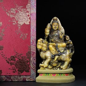 珍藏寿山石雕刻彩绘骑兽文殊菩萨像摆件 ；佛像净长16厘米宽7厘米高22厘米 ；净重2104克 ；价格8000元 ；搭配布盒与底座