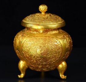 旧藏精品纯手工打造铜鎏真金高浮雕錾刻三足罐
高13厘米，宽10厘米，重670克
特价1200元