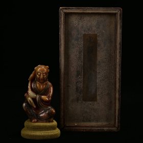 珍藏木盒寿山石手工雕刻彩绘罗汉造像摆件；名家白石作；罗汉长7厘米宽5厘米高12.5厘米；净重460克；价格3240元