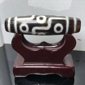 藏区回流老料镶嵌金丝【九眼天珠】
尺寸:91*25毫米 重量87.8克