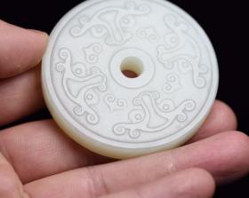 和田玉兽面乳钉璧，规格:5.7×5.7×1厘米，重量:65克