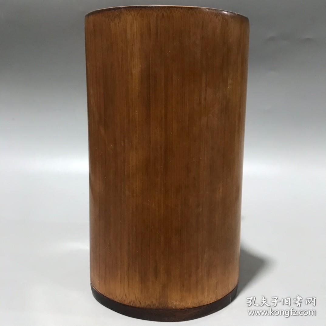 清代：文房四宝用品，紫竹笔筒，名人雕刻，包存完整，收藏的佳品。
规格：15.5cmx13.3cm，重量：363