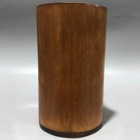 清代：文房四宝用品，紫竹笔筒，名人雕刻，包存完整，收藏的佳品。
规格：15.5cmx13.3cm，重量：363