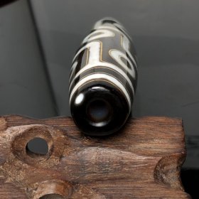 藏区回流老料镶嵌金丝【九眼天珠】
尺寸:91*25毫米 重量87.8克