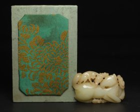 和田玉马上封侯 规格: 8.3×5.0×1.9厘米，重 90克。