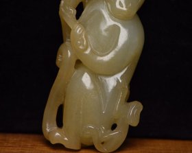 和田玉辈辈封侯 规格: 8.3×3.8×1.9厘米,重 106克