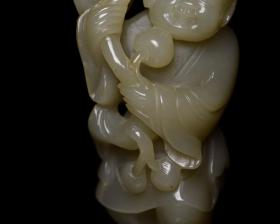 和田玉童子献寿
规格:   13×6.3×4.4厘米   重   408克