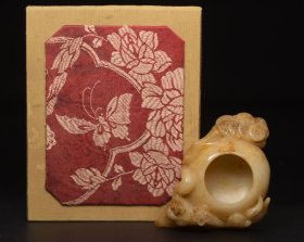 和田玉笔洗 规格: 11×7.2×3.1厘米，重 199克。