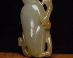 和田玉辈辈封侯 规格: 8.3×3.8×1.9厘米,重 106克