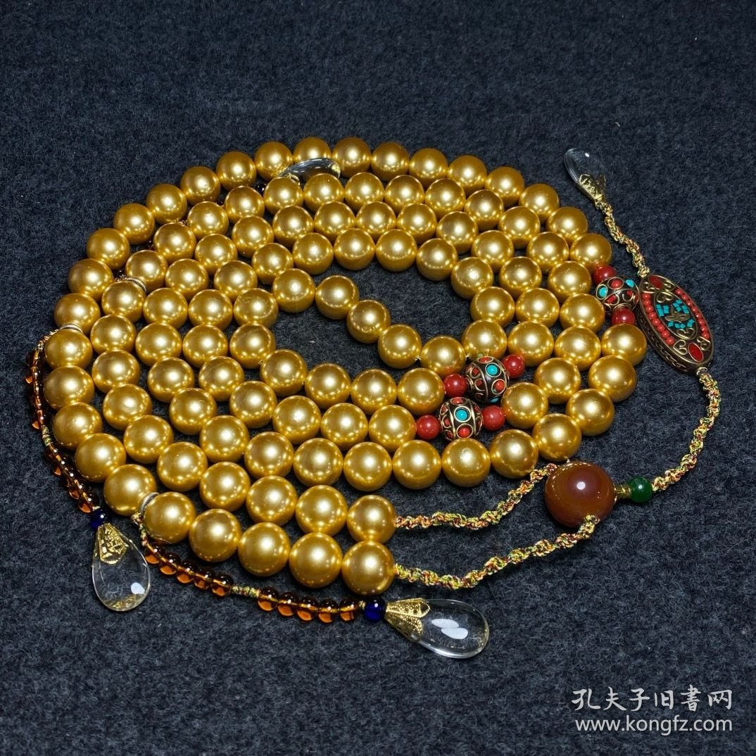 宫廷御用刺绣收藏盒内珍藏珍珠朝珠 朝珠尺寸：直径20毫米 刺绣盒尺寸：长宽高25/25/7厘米