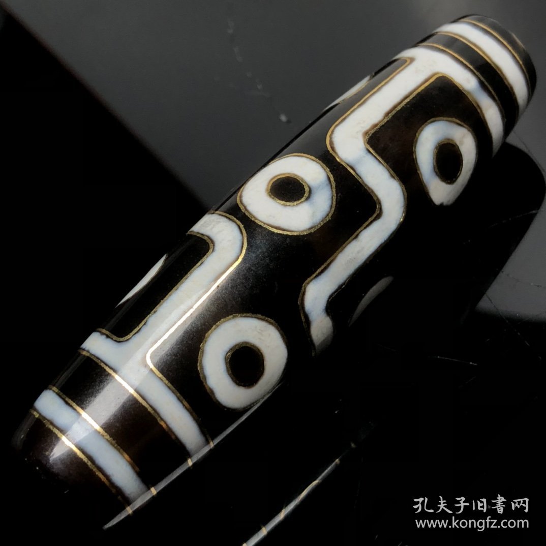 藏区回流老料镶嵌金丝【九眼天珠】
尺寸：91*25毫米 重量87.8克