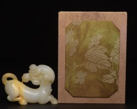 和田玉马上封侯 规格: 9.6×6.3×2.6厘米，重 176克。