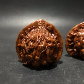 旧藏：文玩【十八罗汉图】雕刻核桃一对
简介：天然核桃一对，雕刻十八罗汉图案，雕工精细，包桨浑厚，品相完好，值得把玩收藏
规格：约4*4.3*3.5cm，重35.4g