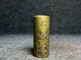 清代古铜印章
品相极好，做工精致
尺寸：直径2.9厘米，高7.5厘米，重：412.5g