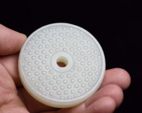 和田玉兽面乳钉璧，规格:5.7×5.7×1厘米，重量:65克