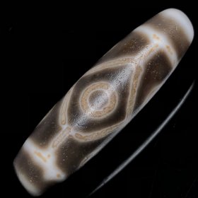 藏区回流老料高油包浆【六眼天珠】
尺寸：50*16*14毫米 重量17.3克