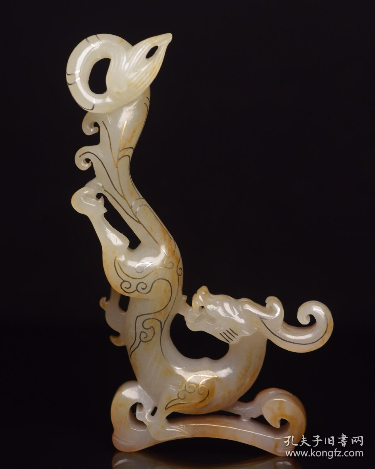 和田玉龙  
规格: 11×5.8×1.3厘米，重 60克。
