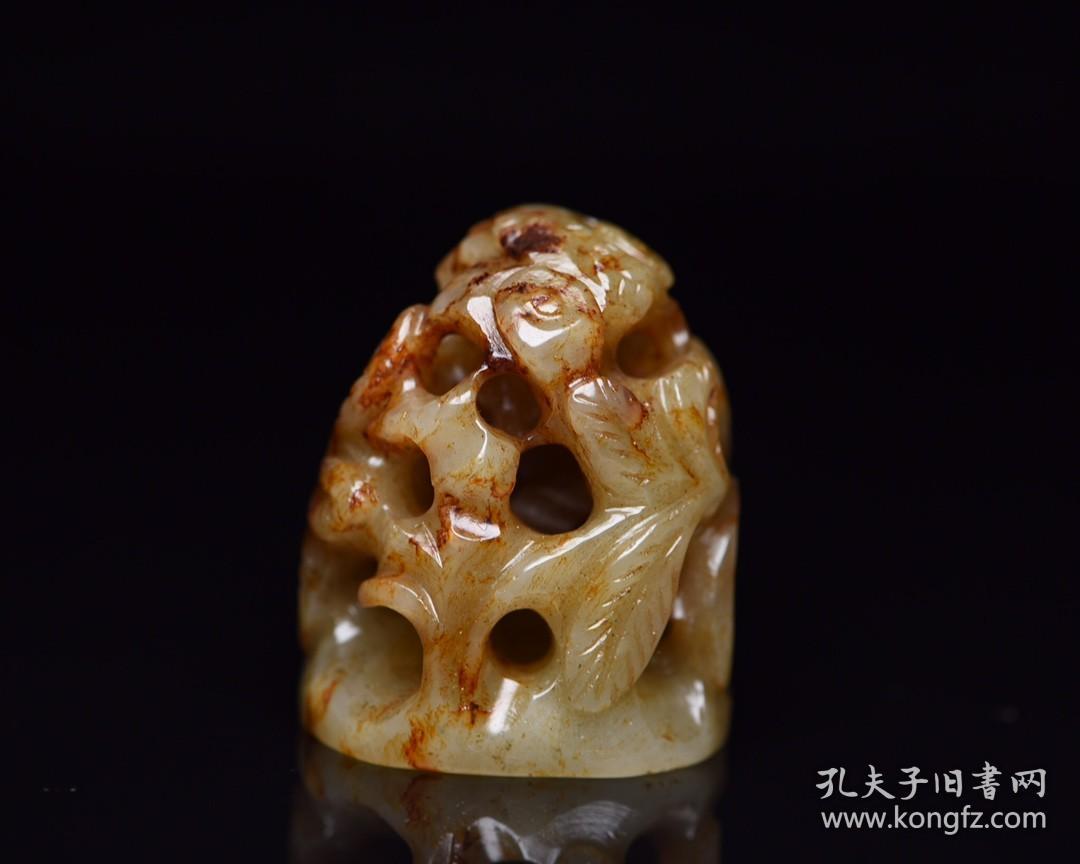 和田玉炉顶
规格:   4.2×4.0×3.6厘米   重   68克