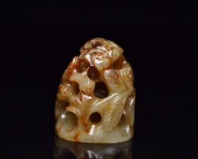 和田玉炉顶
规格:   4.2×4.0×3.6厘米   重   68克