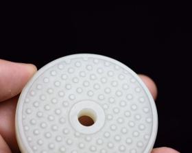 和田玉兽面乳钉璧，规格:5.7×5.7×1厘米，重量:65克