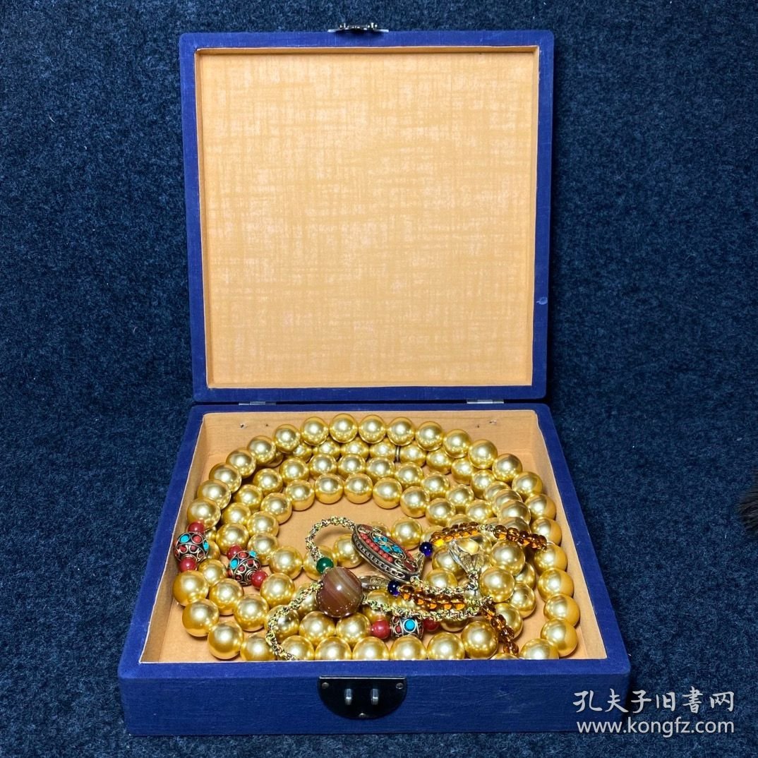 宫廷御用刺绣收藏盒内珍藏珍珠朝珠 朝珠尺寸：直径20毫米 刺绣盒尺寸：长宽高25/25/7厘米