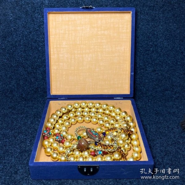 宫廷御用刺绣收藏盒内珍藏珍珠朝珠 朝珠尺寸：直径20毫米 刺绣盒尺寸：长宽高25/25/7厘米