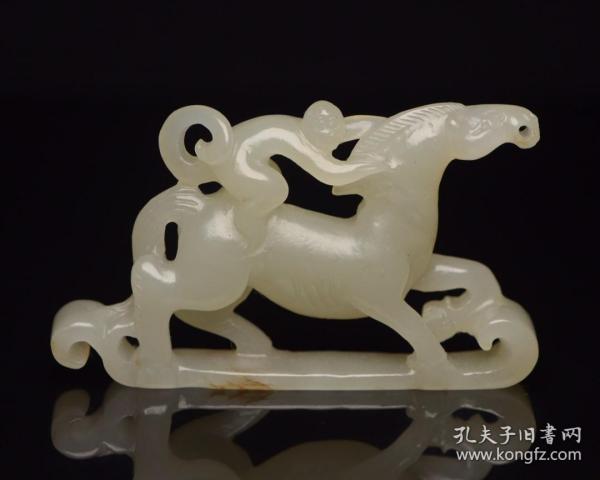 和田玉马上封侯   
规格: 7.0×4.1×1.2厘米，重 39克。